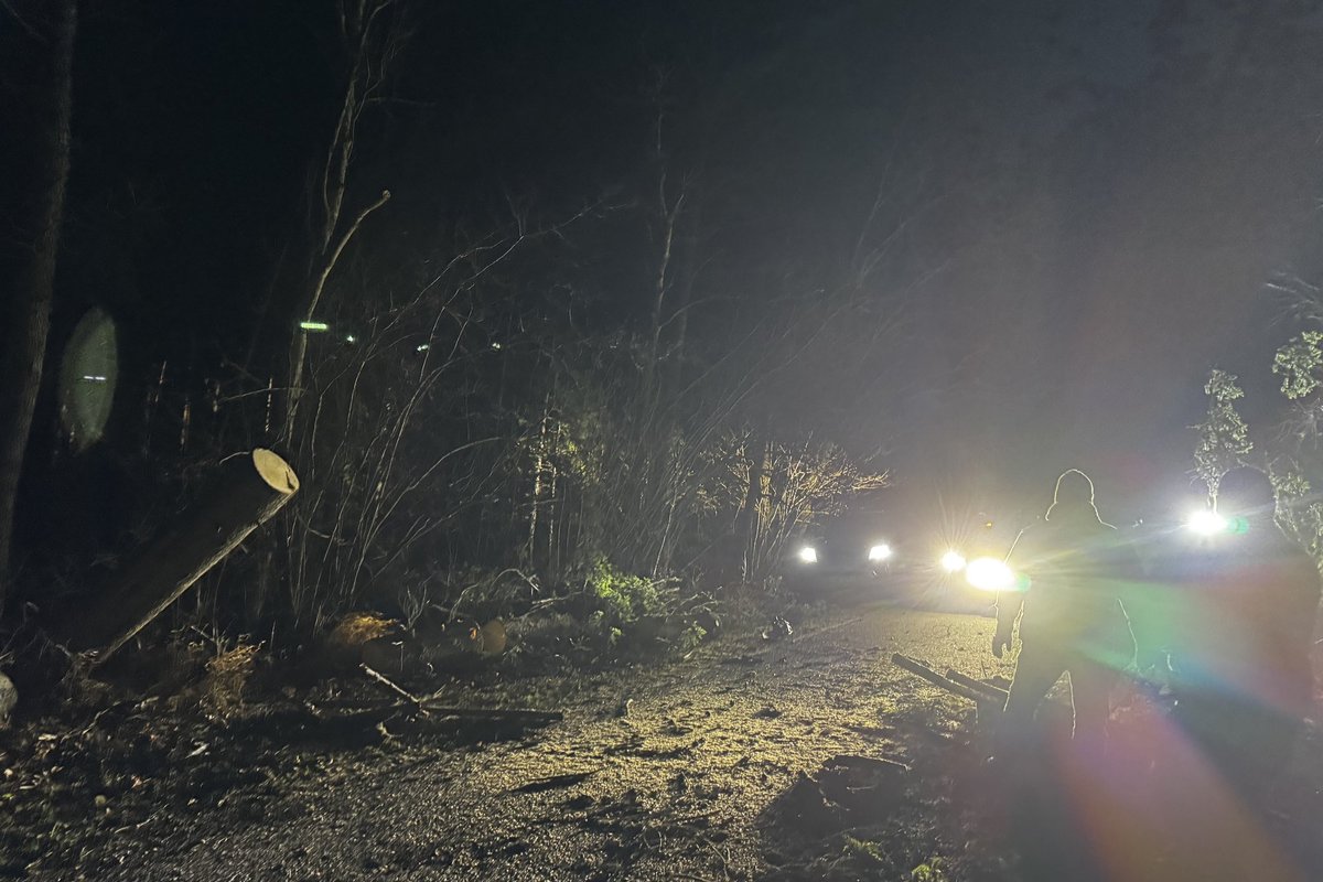 Lääne-Harju valla vabatahtlike öine A-rühm jahib tormimurdu kolme maasturi, piruka ja Husqvarnadega