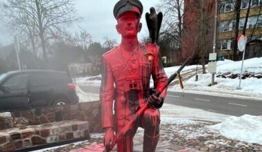 Leedu kohus mõistis metsavenna monumenti rüvetanud kolm tallinlast vangi | Välismaa