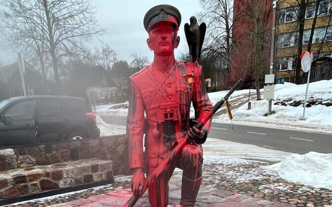 Leedu kohus mõistis metsavenna monumenti rüvetanud kolm tallinlast vangi | Välismaa