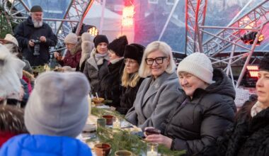 FOTOD | Rahvast kui palju! Pärnu jõuluturul toimus jõululaulupidu ja toomapäeva etendus - Kroonika