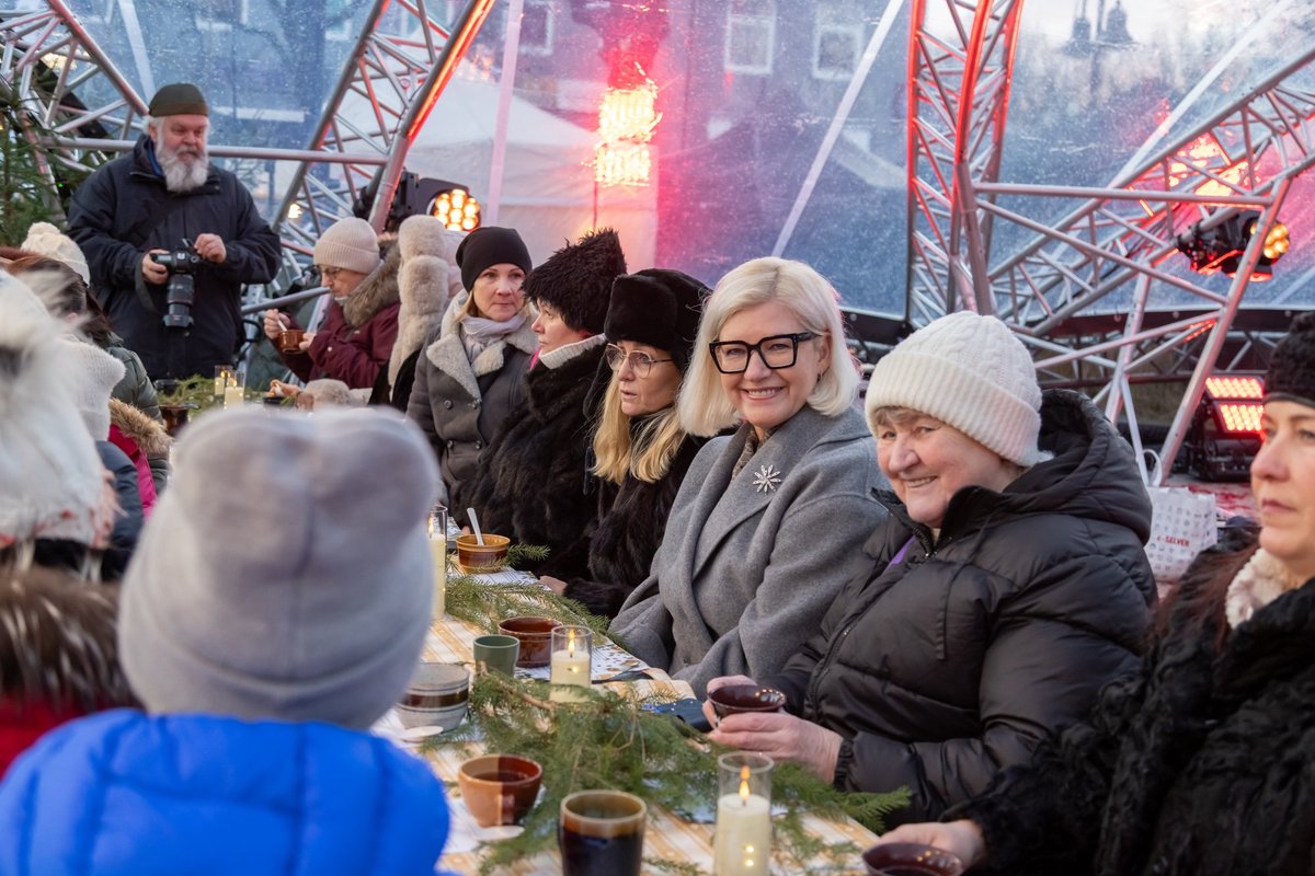 FOTOD | Rahvast kui palju! Pärnu jõuluturul toimus jõululaulupidu ja toomapäeva etendus - Kroonika