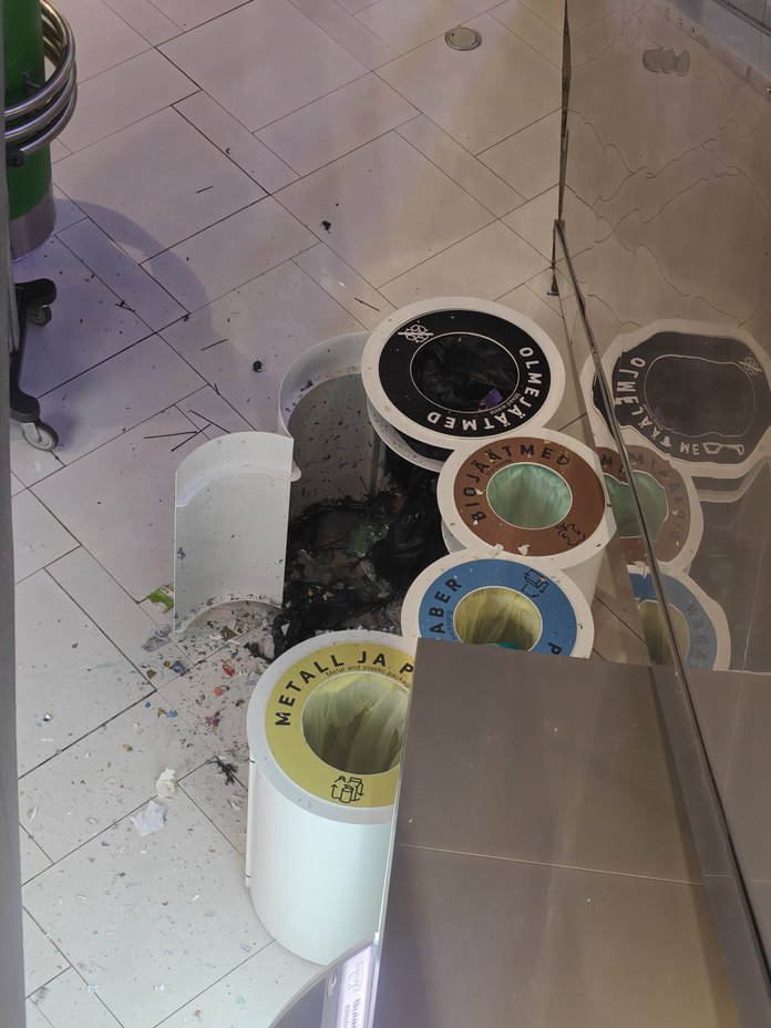 Lugeja foto prügikastist, mis plahvatas.