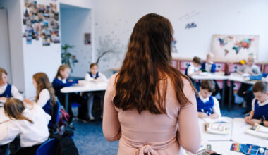 "AK.Nädal" võttis õpetajate karjäärimudeli pulkadeks lahti | Eesti