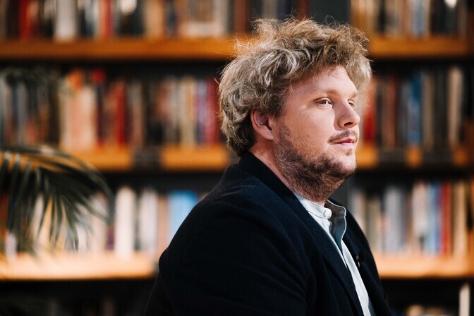 Uku Uusberg: ükskõik kui raske on olnud, rõõm teatrikunstist pole murdunud | Teater