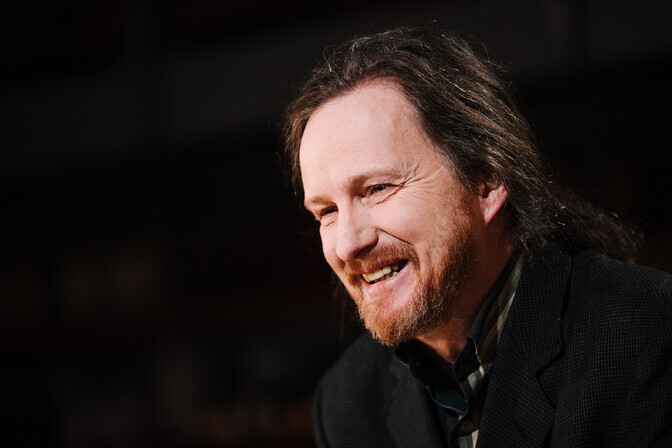 Mehis Heinsaar: suurim viga, mida kirjanik teha saab, on püüda kirjutada kellegi teise moodi | Kirjandus