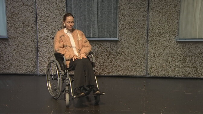 Veiko Tubin lavastusest "Käte ja jalgadega inimene": soovisime panna vaataja ette peegli | Teater