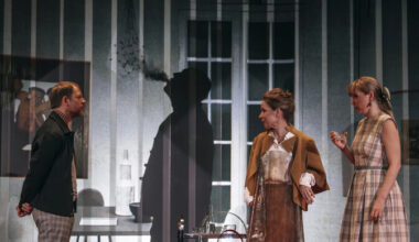 Arvustus. "Magavad mehed": pimedasse džunglisse kompama jättes | Teater