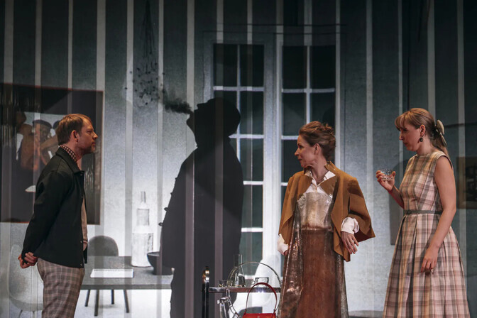 Arvustus. "Magavad mehed": pimedasse džunglisse kompama jättes | Teater