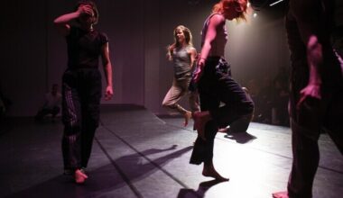 Arvustus. "Ruum, mis hoiab – kaugus, mis puudutab": mõtisklus tantsuga ja tantsuta | Teater