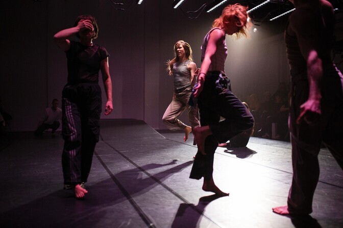 Arvustus. "Ruum, mis hoiab – kaugus, mis puudutab": mõtisklus tantsuga ja tantsuta | Teater