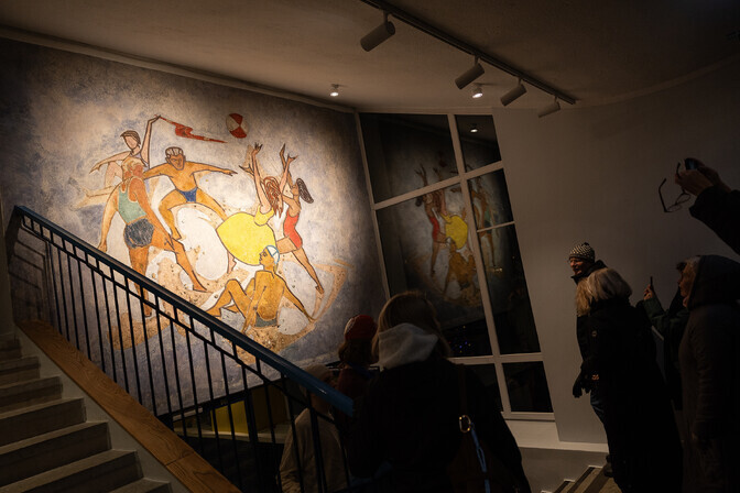 Galerii: Pelgulinna koolis avati Enn Põldroosi seinapannoo | Kunst