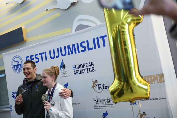FOTOD | Euroopa meistrid Jefimova ja Tribuntsov saabusid kodumaale - sport | ERR