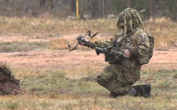 Kuperjanovi jalaväepataljoni ajateenijad harjutasid droonisõda | Eesti
