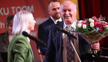 Kuldmikrofoni pälvis rahvusringhäälingu raadiouudiste toimetaja Uku Toom | Vikerraadio