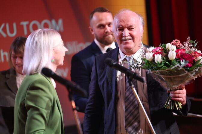 Kuldmikrofoni pälvis rahvusringhäälingu raadiouudiste toimetaja Uku Toom | Vikerraadio