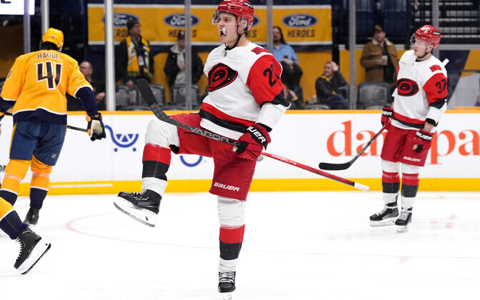 Kaks väravat visanud Aho aitas Hurricanesi viienda järjestikuse võiduni | Jäähoki