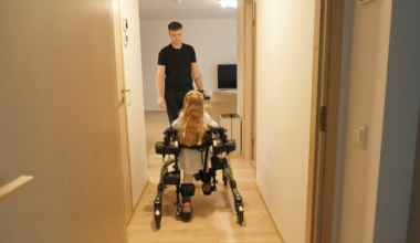 Rasket lihashaigust põdev viieaastane Miina treenib kodus päris oma roboti abil | Jõulutunnel