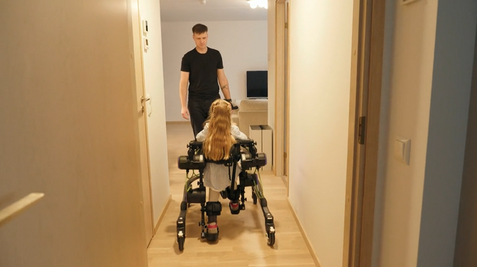 Rasket lihashaigust põdev viieaastane Miina treenib kodus päris oma roboti abil | Jõulutunnel