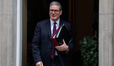 Starmer jäi vaenu õhutamises süüdistatava aktivisti saabumise tõttu tule alla | Välismaa