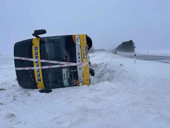 Fotod: Tallinna-Narva maanteel sõitis liinibuss teelt välja | Eesti