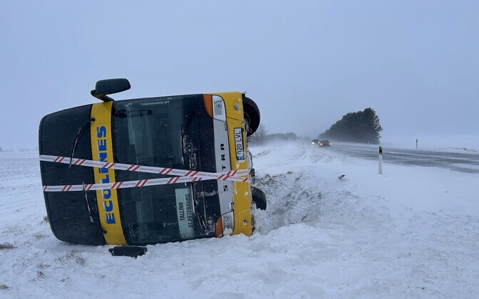 Gallery: Ecolines bus crashes off snowy Tallinn–Narva Highway | News
