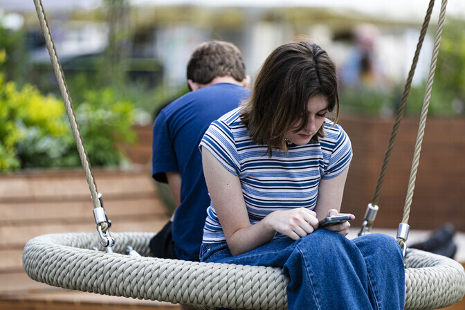 Prantsusmaa kavatseb keelata sotsiaalmeedia alla 15-aastastele lastele | Välismaa