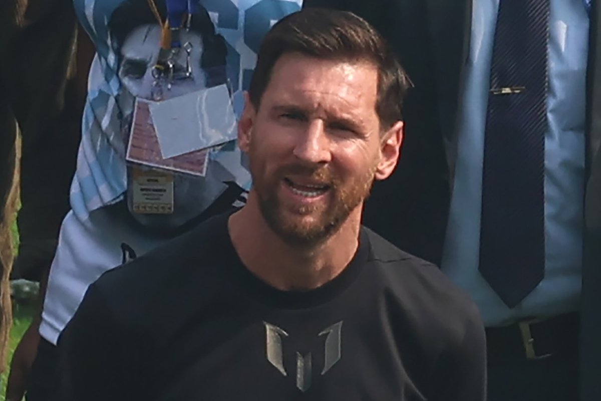 Messi promoüritus Indias lõppes kaosega. Pahased fännid loopisid väljakule sadu toole ja muid esemeid