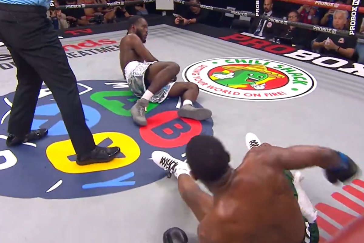 VIDEO | Haruldane vaatepilt: kaks poksiässa lõid end üheaegselt nokdauni