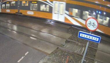 VIDEO | „See oli liiga napikas!“ Rongijuhi kiire reageerimine päästis ratturi elu