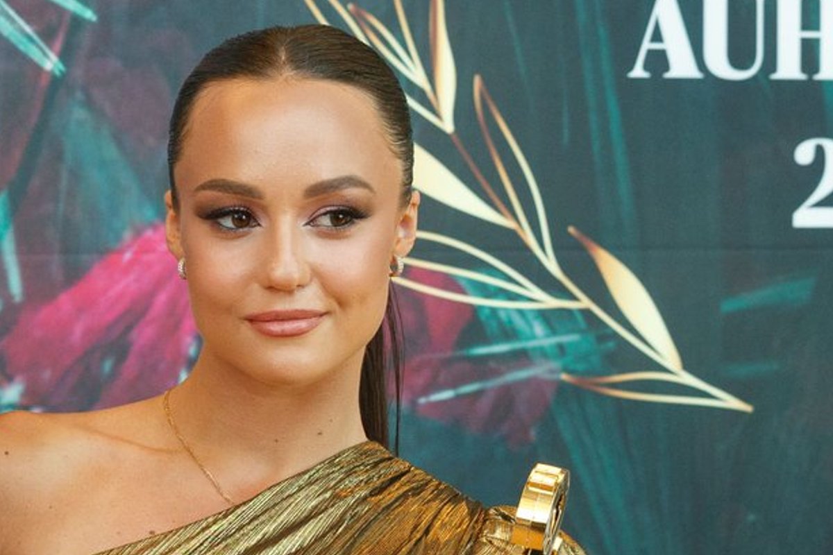 KLÕPS | Uhke roosisülem! Lauljanna Beatrice tähistab 22. sünnipäeva