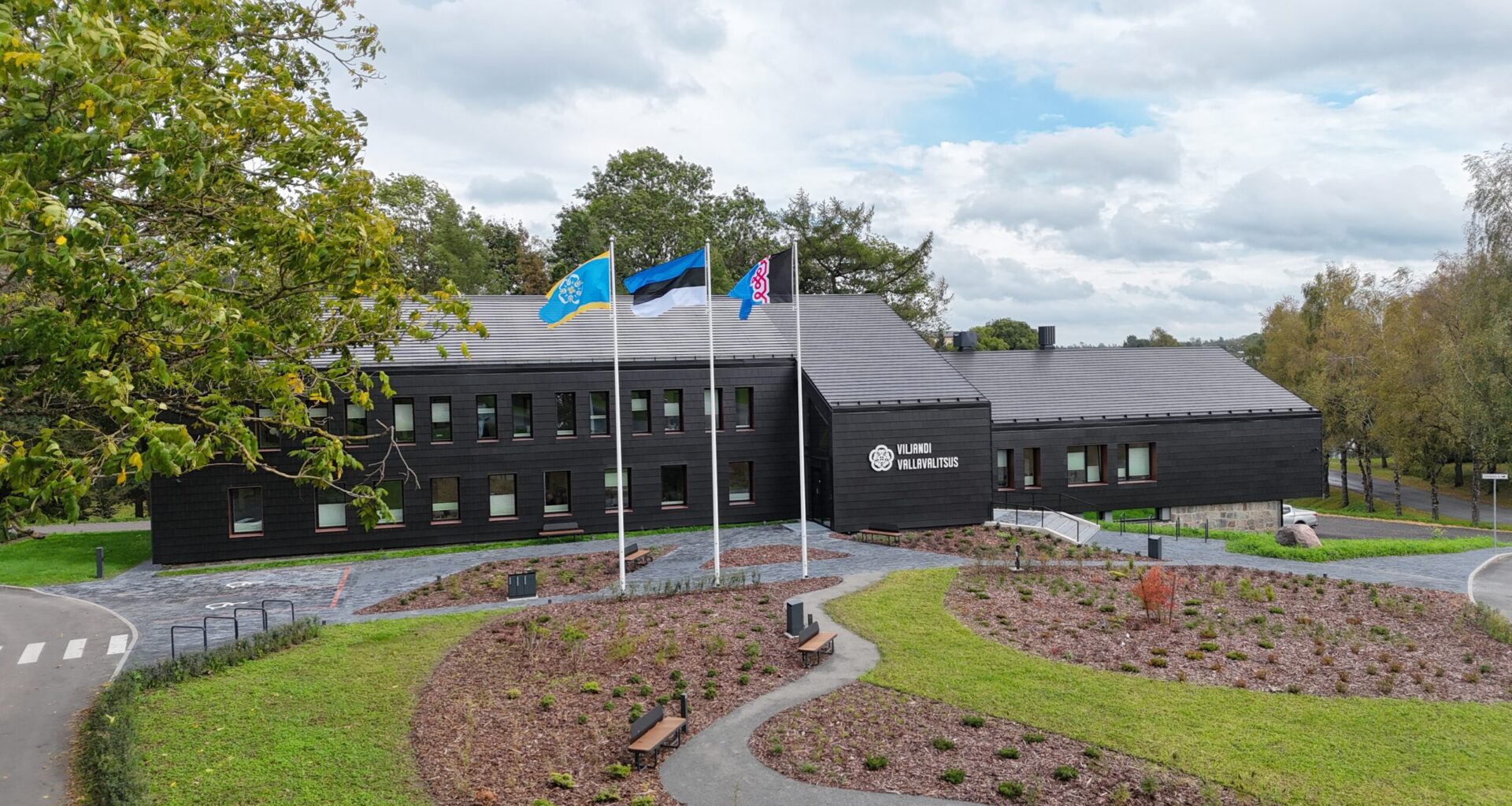 Viimistlusmaterjalid ja klaaspinnad aitavad mõjuda Viljandi vallamaja interjööril helgelt ja esinduslikult – Ehitusleht