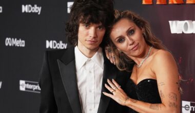 Sõrmus sõrmes! Poplaulja Miley Cyrus kihlus kallimaga ja näitas kihlasõrmust punasel vaibal