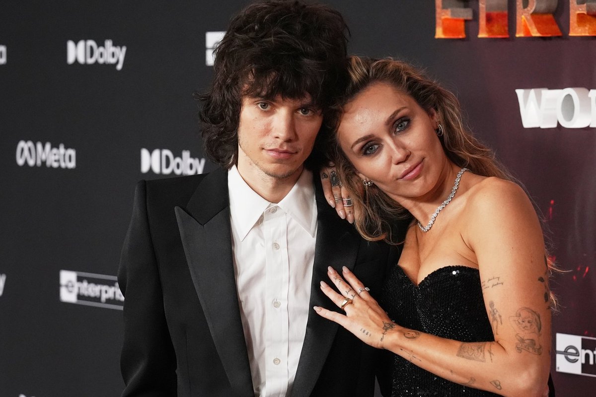 Sõrmus sõrmes! Poplaulja Miley Cyrus kihlus kallimaga ja näitas kihlasõrmust punasel vaibal