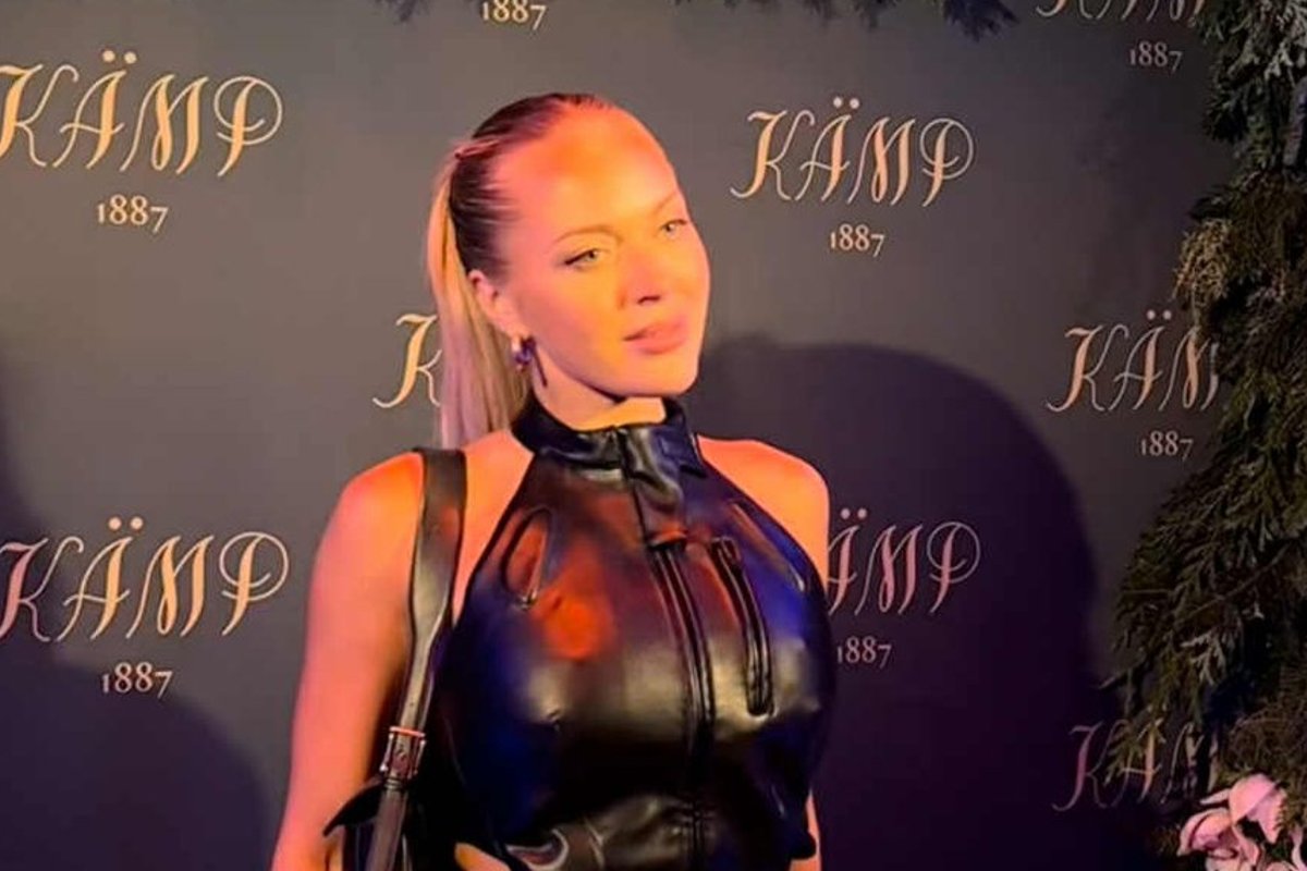 KLÕPS | Erna Husko ja Soome eurolaulik tegid presidendiballi järelpeol magusa musi