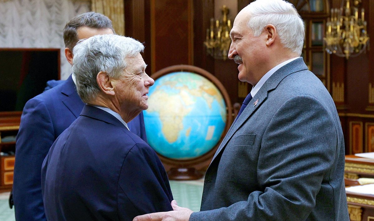 Diktaator Aljaksandr Lukašenka ning USA eriesindaja John Cole leidsid ühise keele