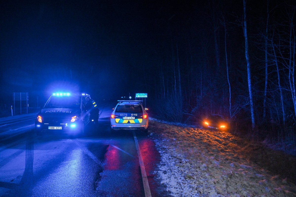 FOTOD | Joobes juht sõitis Viljandimaal autoga teelt välja
