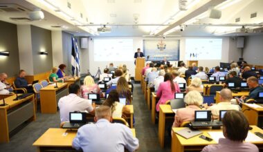 Tallinna linnavolikogu uue koosseisu 13 liiget peatasid oma volitused