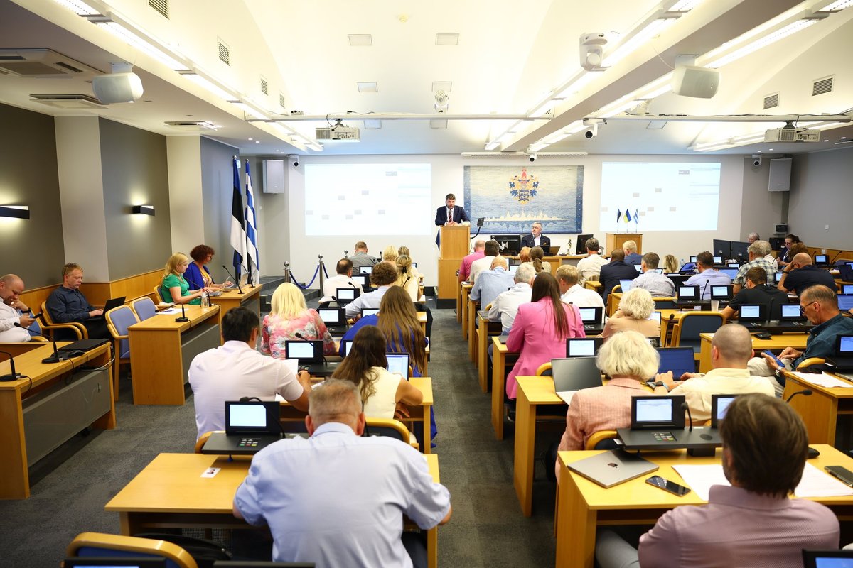 Tallinna linnavolikogu uue koosseisu 13 liiget peatasid oma volitused