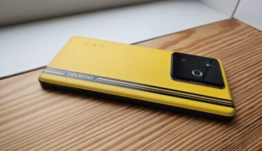 Realme GT 7T: omanäolise, Viperi triipudega telefoni hind Eestis paneb kukalt kratsima