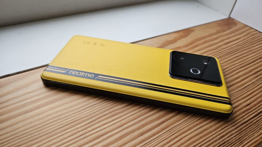 Realme GT 7T: omanäolise, Viperi triipudega telefoni hind Eestis paneb kukalt kratsima