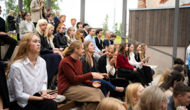 Tartu parimad gümnasistid istumas tänuüritusel.