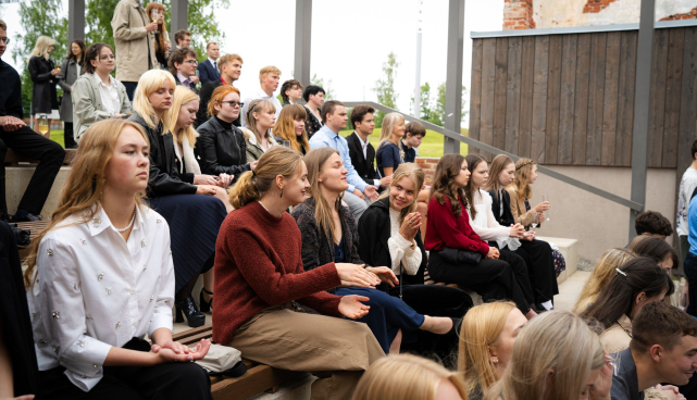 Tartu parimad gümnasistid istumas tänuüritusel.