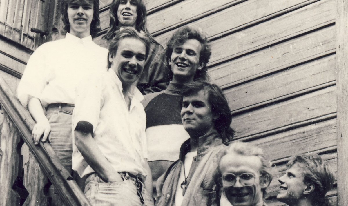 BÄNDIPILT AASTAST 1989: Esiplaanil naerab Lauri Saatpalu, tema selja taga (vasakult) on Priit Karm, Mait Karm ning allapoole liikudes Aivar Otsing, Erik Sakkov, Jaan Sööt ja Mart Moldau.