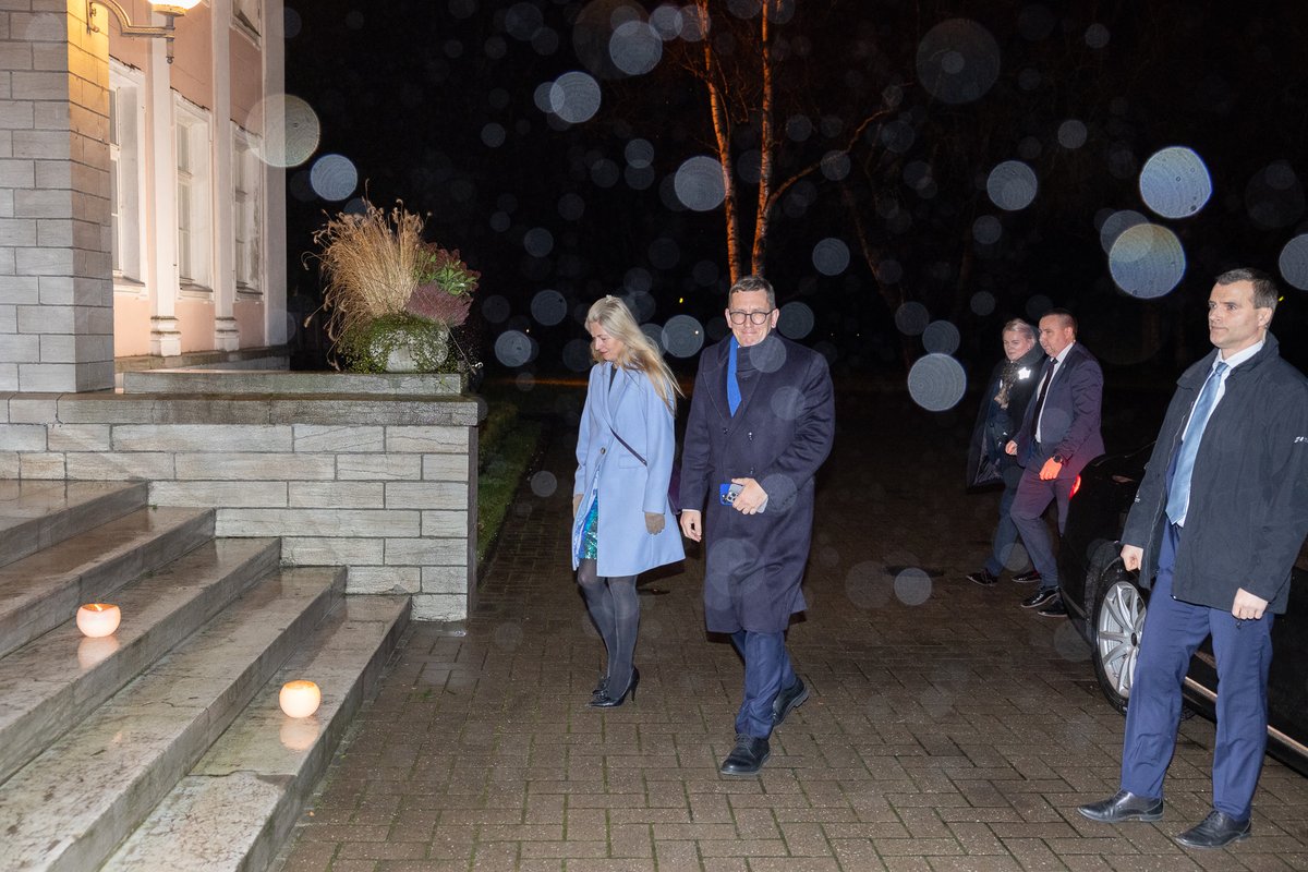 FOTOD | Ministrid saabusid presidendi juurde jõulueelsele õhtusöögile