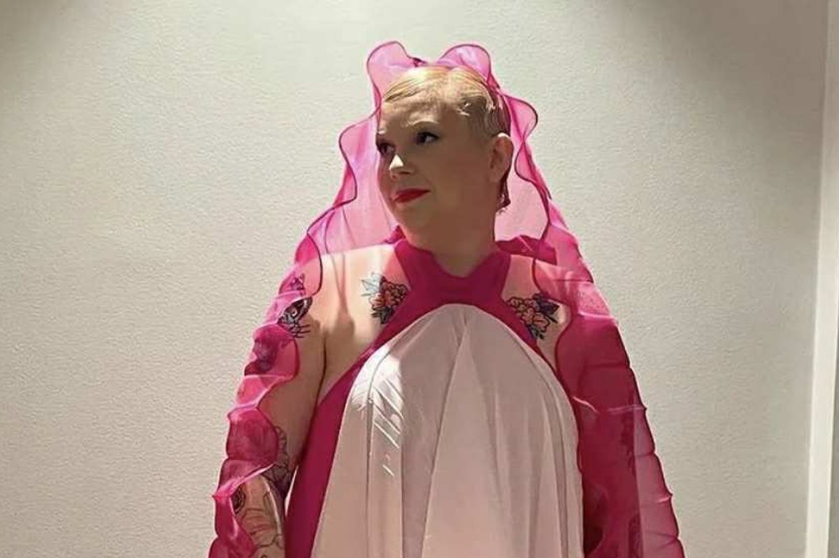 FOTO | Õhtu skandaalseim riietus? Vähemusõiguste eestkõneleja väisas Soome presidendi vastuvõttu vagiinast inspireeritud kleidiga