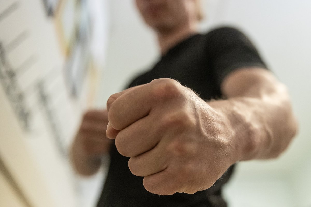 Joobes alaealine noormees ähvardas rongis kaasreisijat noaga