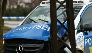 VIDEO ja FOTOD | Tallinnas sõitis politseibuss teelt välja vastu posti - Delfi