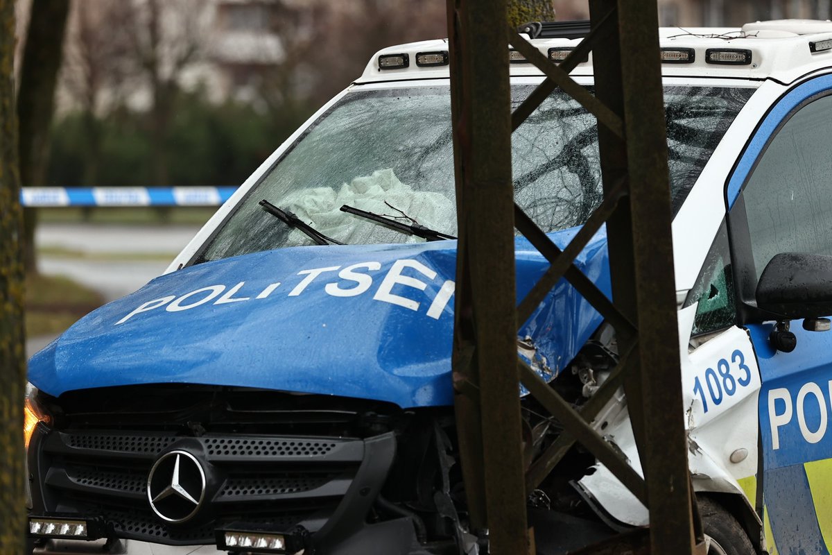 VIDEO ja FOTOD | Tallinnas sõitis politseibuss teelt välja vastu posti - Delfi