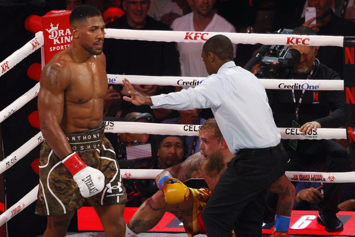 VIDEO | Briti poksitäht Anthony Joshua nokauteeris juutuuber Jake Pauli kuuendas raundis. Paul: mul on vist lõug murtud