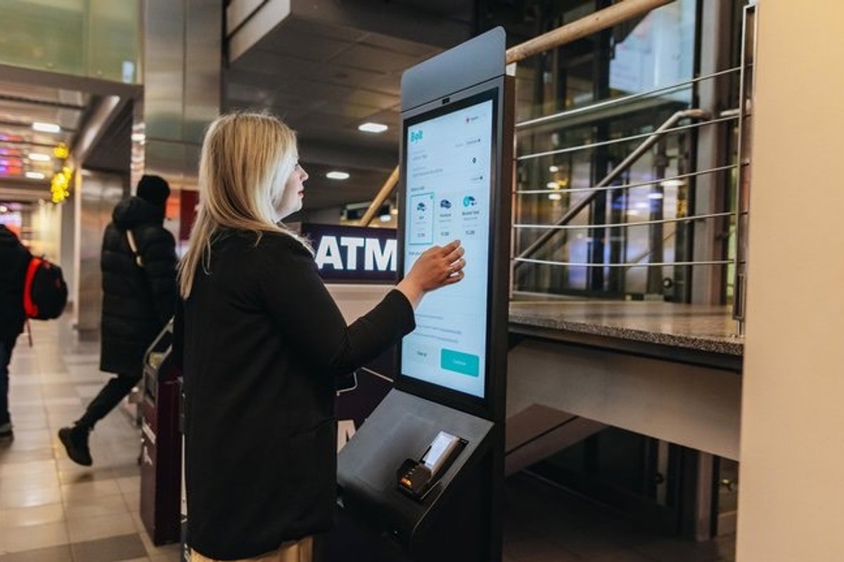 Uus lahendus: Riia lennujaamas saab tellida Bolti takso digitaalse ekraani kaudu